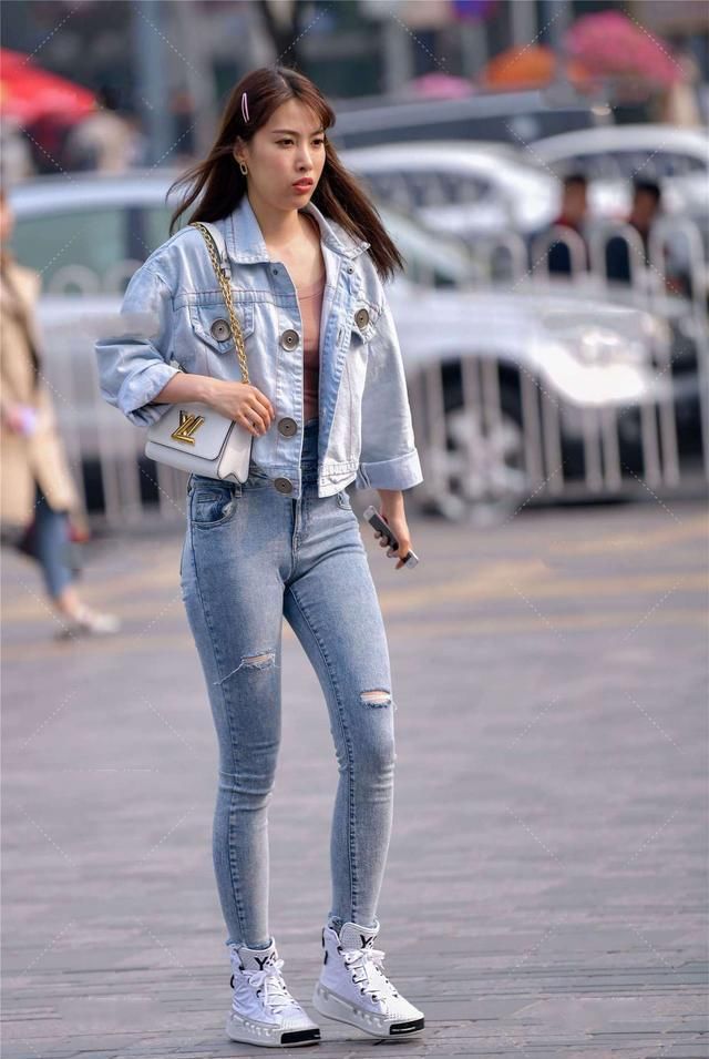 浅蓝牛仔外套，搭配牛仔裤，展现复古的休闲范儿