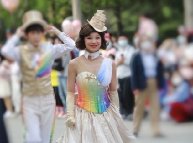 底薪|陈语嫣褪去明星光环,迪士尼三千底薪糊口,杨超越的运气与实力