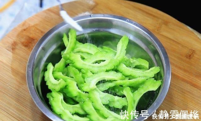 焯水|炒苦瓜时，有人焯水有人直接炒饭店大厨缺了这1步、咋炒都苦