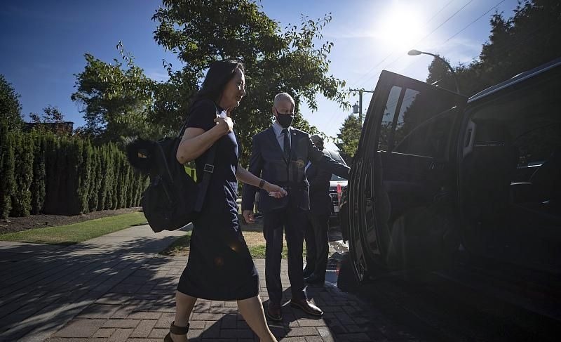 运动鞋|孟晚舟罕见咧嘴笑!扎头发无惧露发际线,穿“鸿星尔克”太抢镜