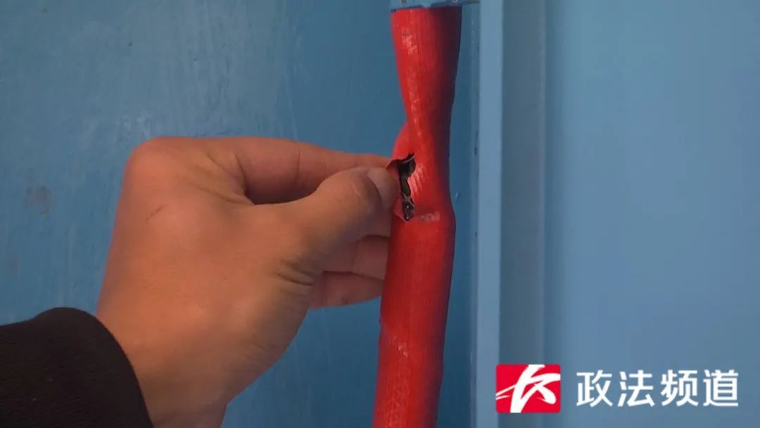 物业|业主前往新家查看装修进度，进家门瞬间懵了：新地板全部泡水报废