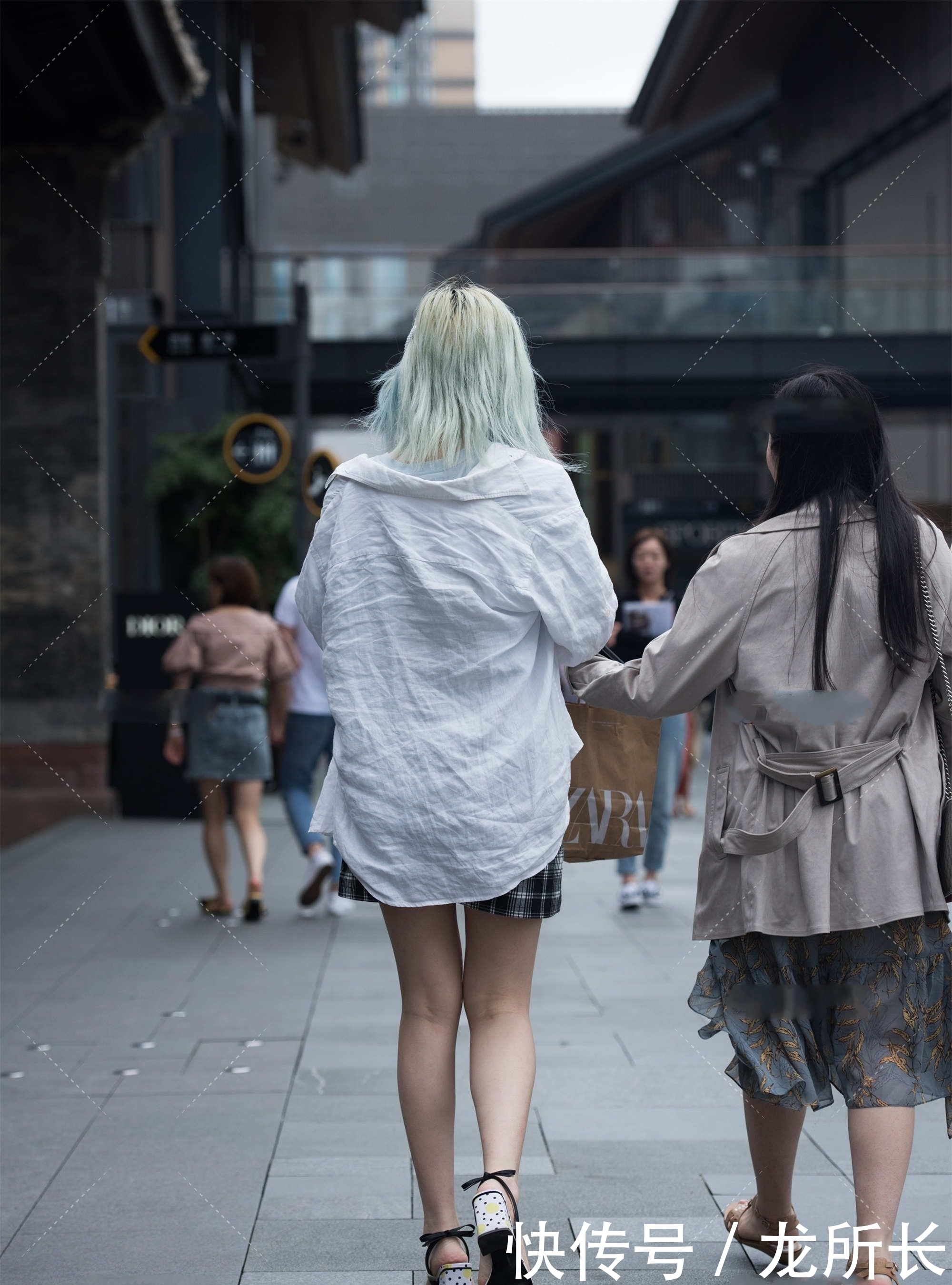 格子裙怎么搭才好看,学会这些技巧,轻松搭出时尚感