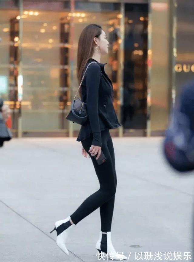小姐姐 瑜伽裤别配运动鞋了，小姐姐配“裸靴”显高时髦，一般人驾驭不了