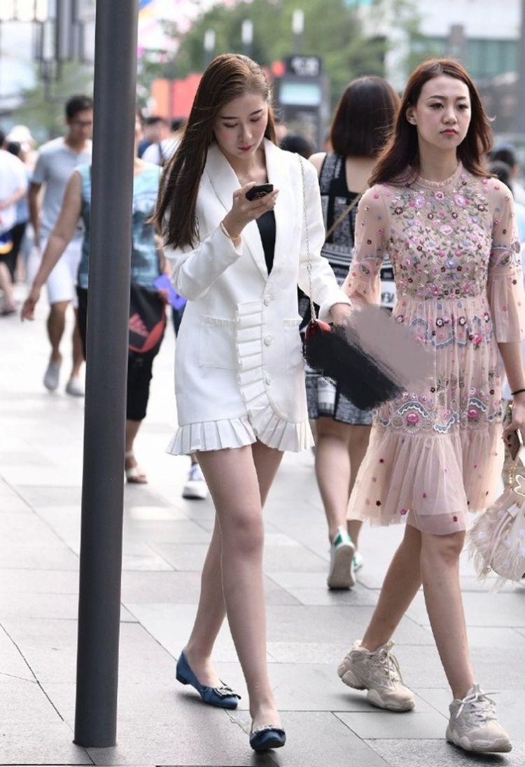 女生们|路人街拍，比起飘逸的长裙，这种短裙更加亲民还自带少女感