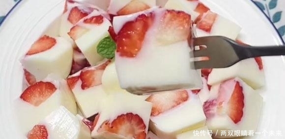 气温回暖了,这款甜品我家最近常吃,无需烤箱,熬一熬放凉就能吃