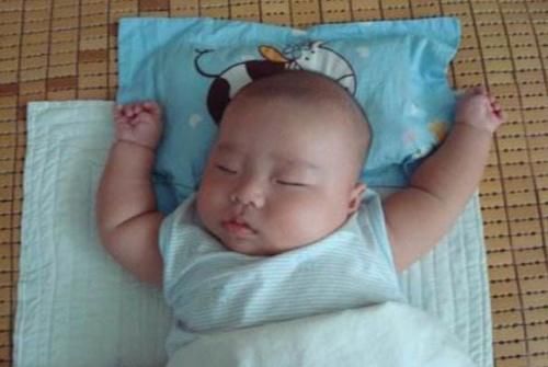 圆圆|为什么新生儿抱着睡得香,放下就醒呢?这三大原因,宝妈要知晓!