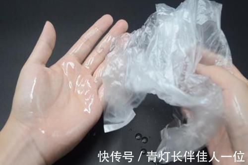 买菜用的塑料袋别扔了,教你一个小妙招,塑料袋秒变去油“神器”