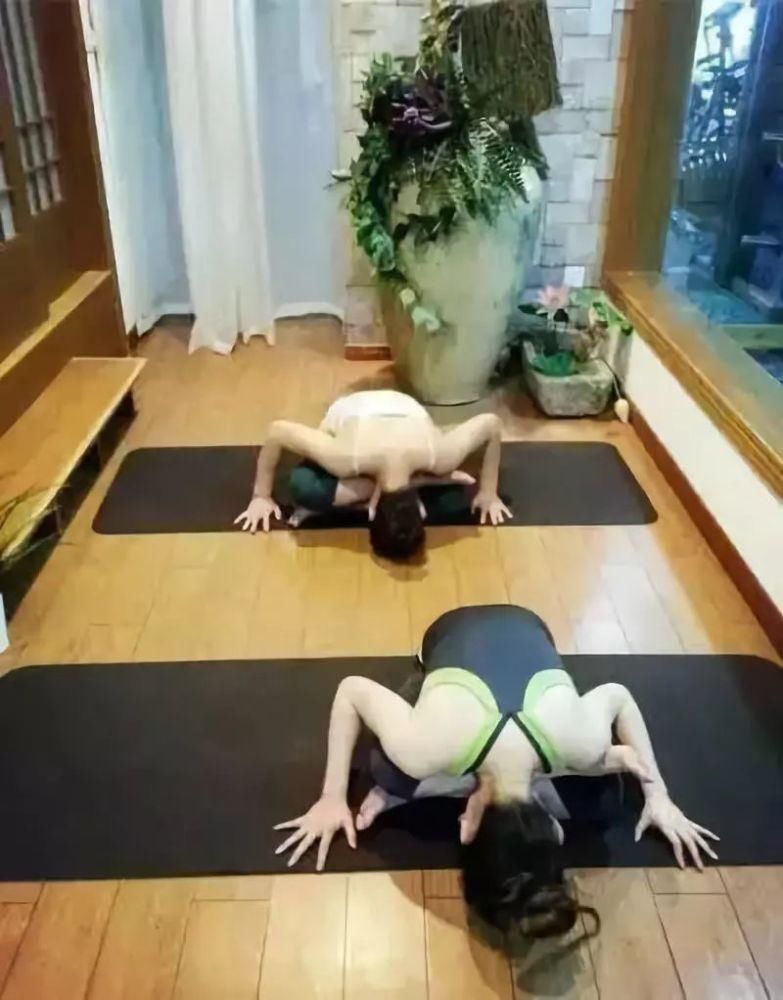 髋关节|睡前这样趴10分钟,等于跑步1小时,一周瘦7斤,腰细了