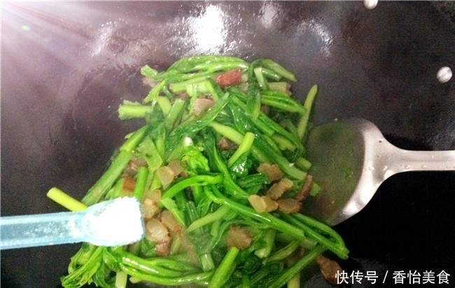 此菜搭配腊肉炒,尝过都说好,甘香油润,翠绿鲜嫩,一盘不够吃