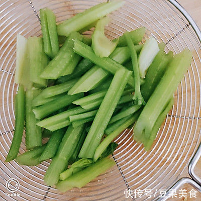 好吃到模糊的凉拌芹菜，怎么都吃不够