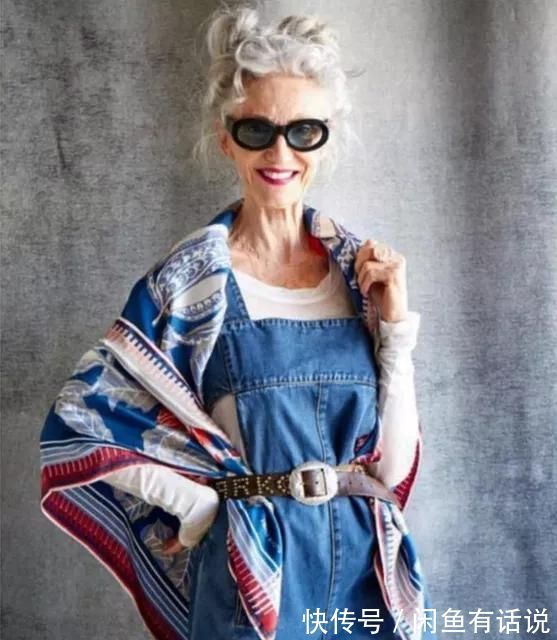 天凉 天凉又见丝巾飞舞,中国大妈当成拍照道具,法国老太却解锁了优雅