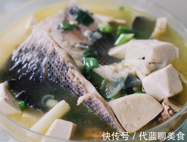 豆腐|炖鱼汤时,记住“2放2不放”技巧,鱼汤奶白无腥味,鲜香十足