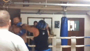 肌肉|健身教练攻击外卖小哥反被锤，还不讲武德抄家伙，网友：健身白练