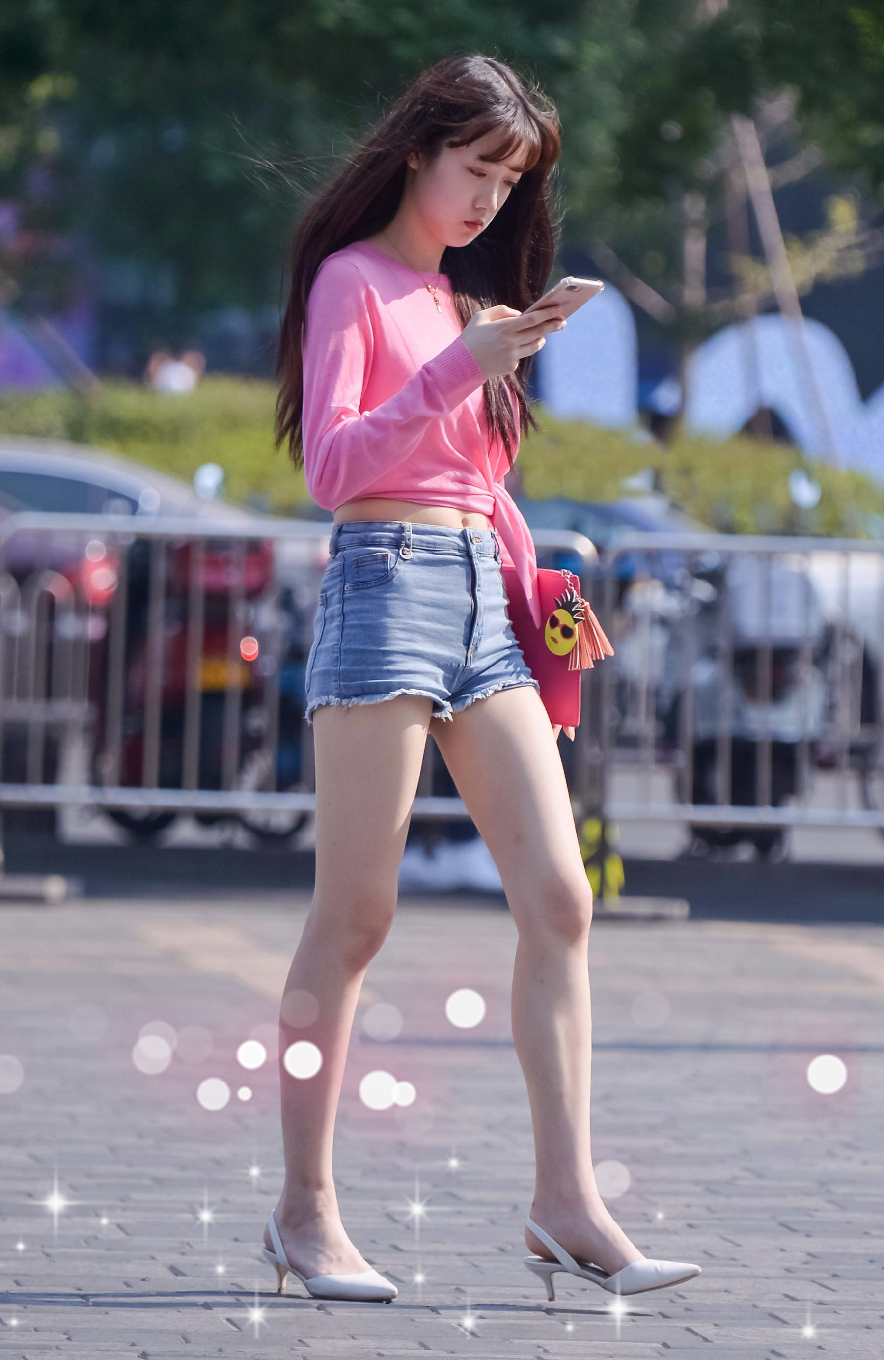 街拍身姿丰满的打底裤美女,秀出女人的青春浪漫!