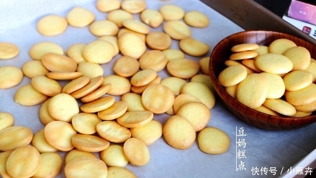 不用一滴油,教你做鸡蛋小饼干,只需3种食材,口口香又酥