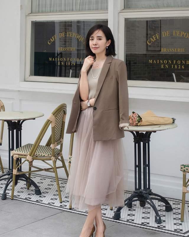 连衣裙 西服不一定配T恤，用抹胸上衣、打底衫和连衣裙搭配，更好看