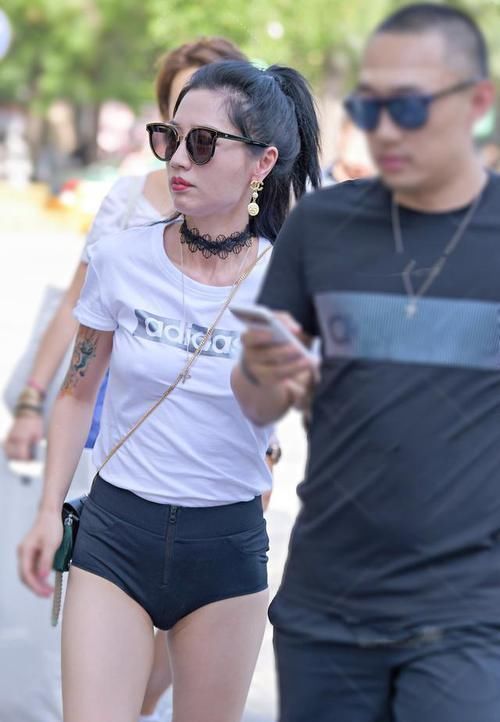 这个身材还好吗还是因为穿黑色衣服,所以显身材啊