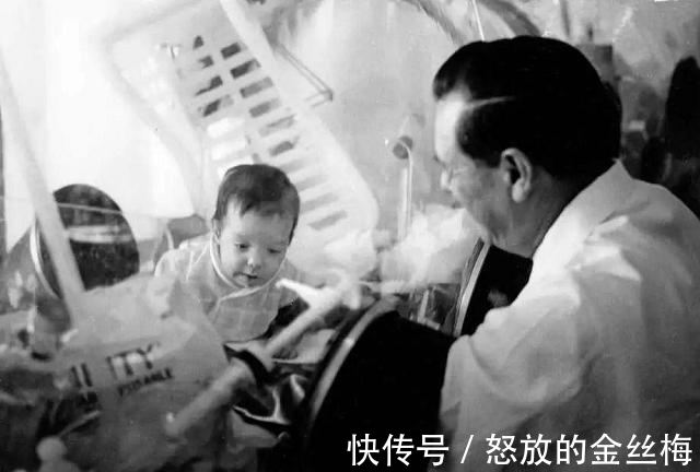 菲利普|“泡泡男孩”:12岁才走出隔离罩,在死亡前才首次触摸到妈妈