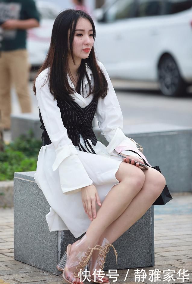 小姐姐|衬衫连衣裙搭配透明高跟鞋,长发美女气质尽显