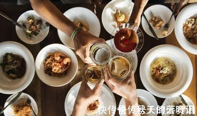 宾客$喝酒,不懂礼仪怎么行,牢记喝酒“5大礼仪”,做一个有涵养的人