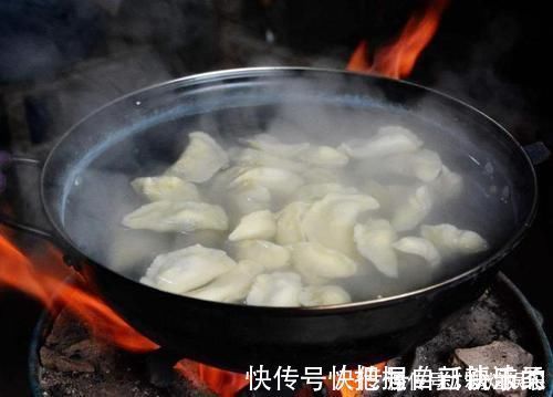 饺子馅|煮饺子时，盖锅盖还是不盖锅盖多数人做错了，难怪饺子老破皮