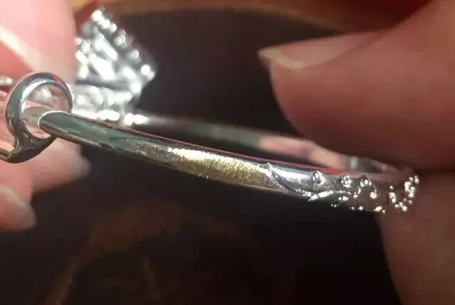 钢印|孩子满月时2000块买的银饰，没多久就氧化发黄？