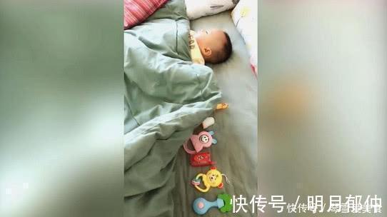 被子|宝宝睡觉给妈妈留了位置，妈妈感动，掀开被子一看，无法淡定