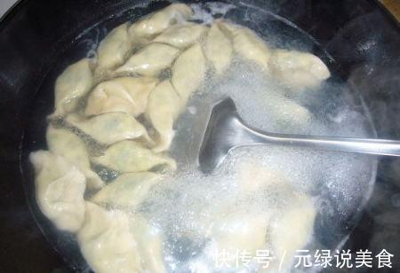 煮饺子别再傻傻的水开就下锅,多加“这一步”,饺子不破皮不粘锅