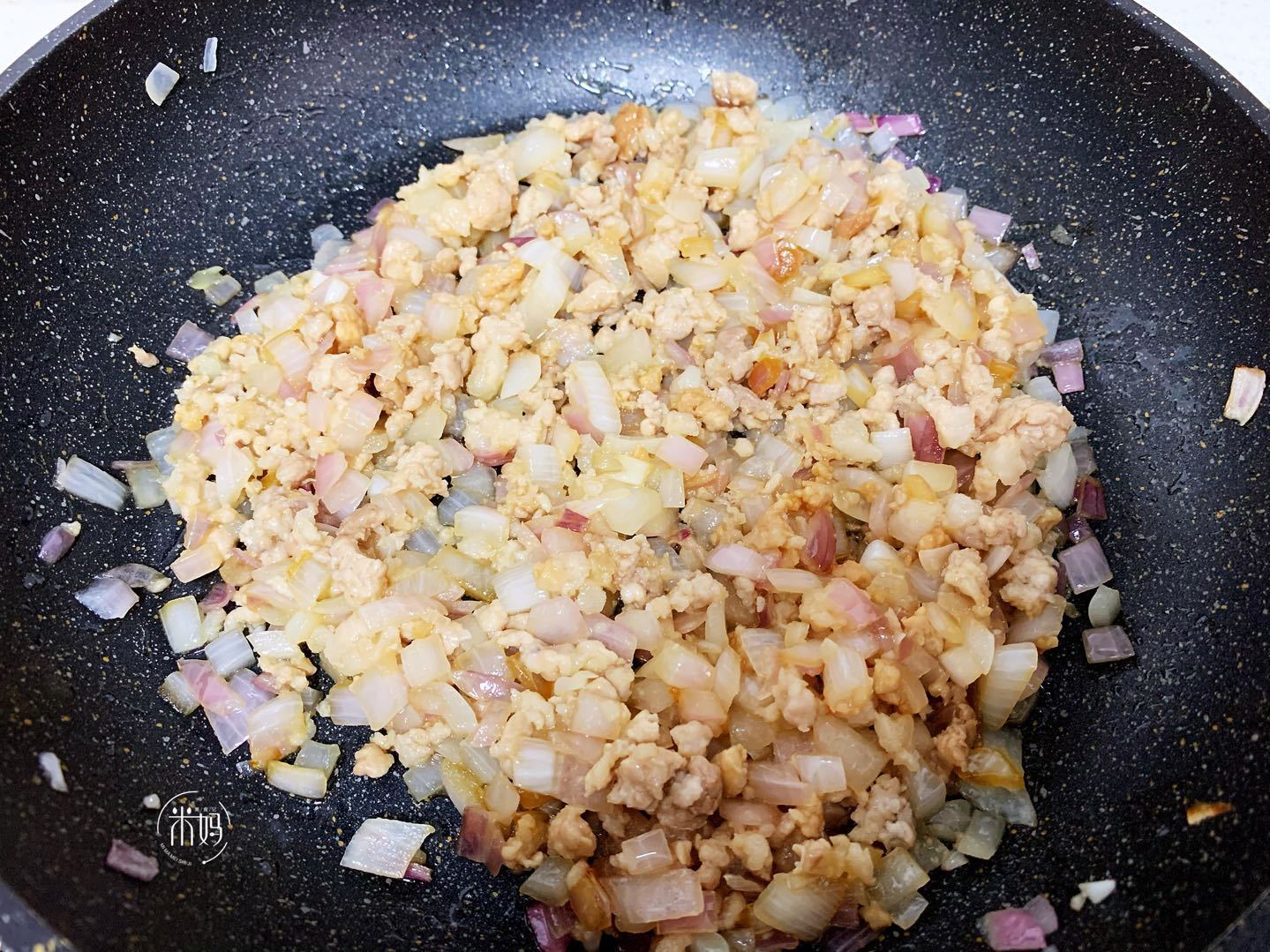 土豆的新吃法，不炖不红烧，卷一卷鲜香美味还拉丝，特好吃