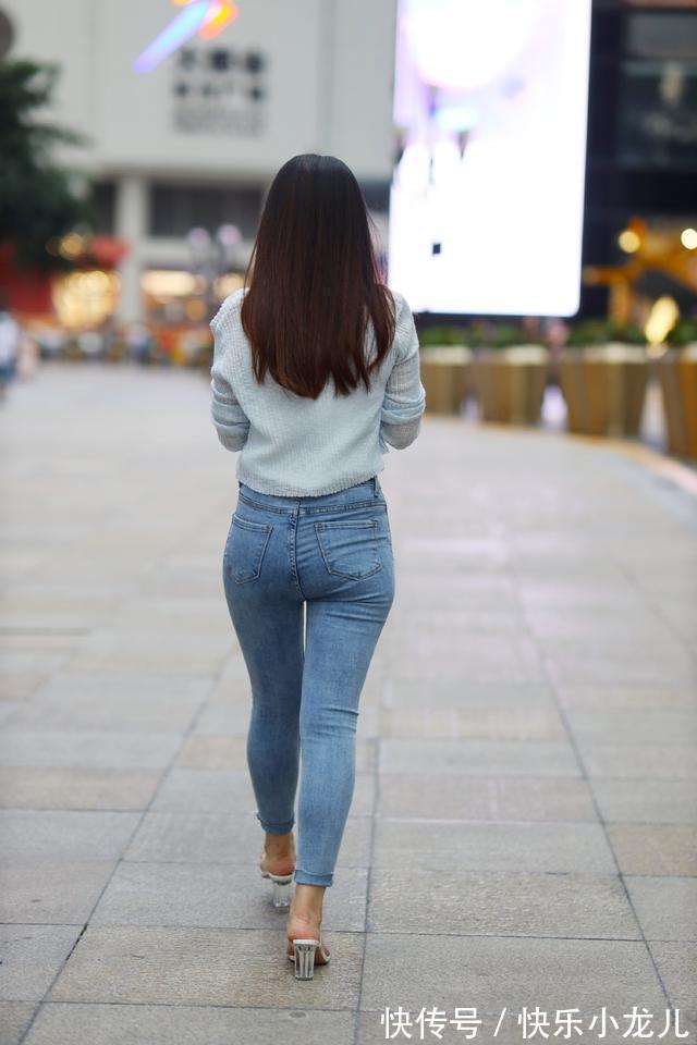 紧身牛仔裤|时尚百搭的牛仔裤配针织开衫,穿出了秋天的气息,简约美丽又清新