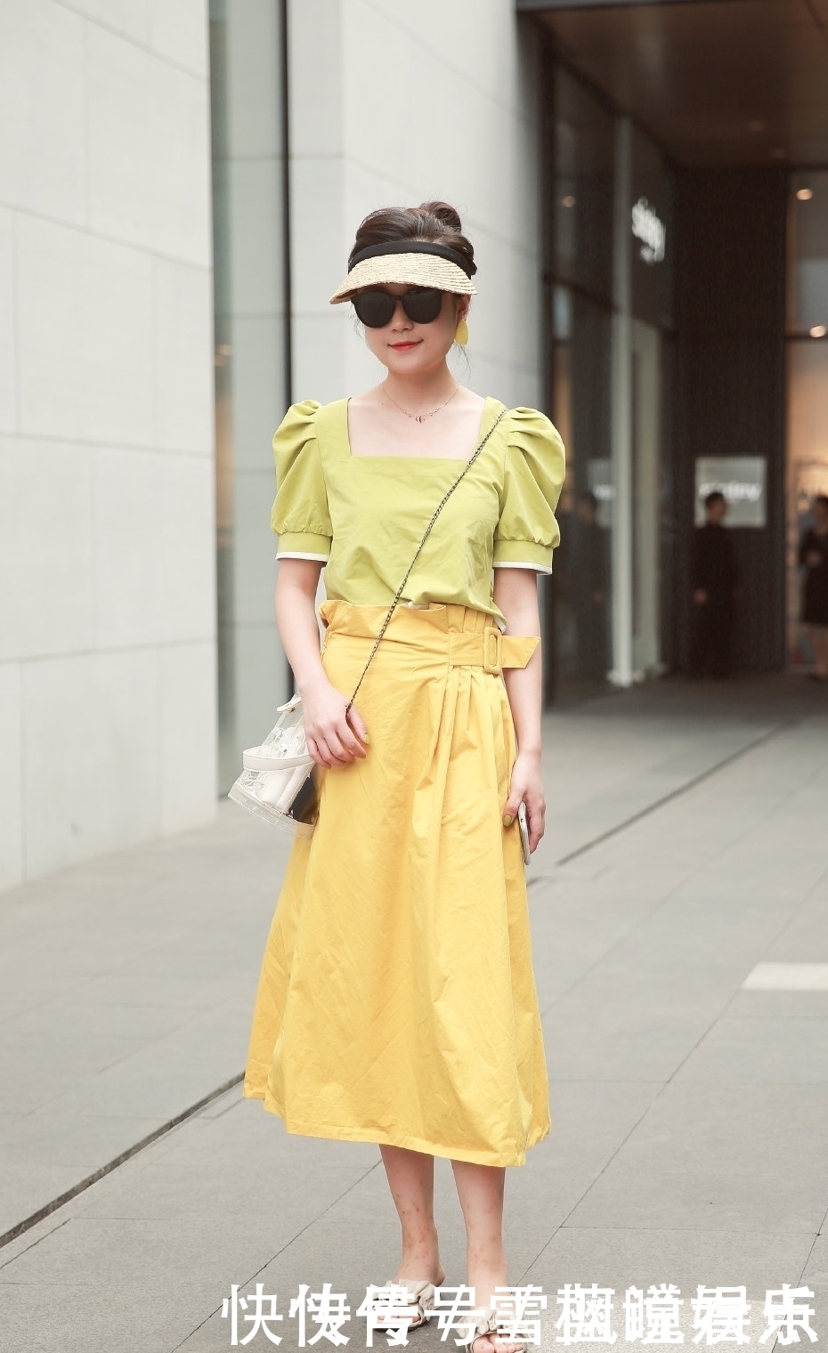 吊带连体裤搭配高跟凉鞋,时尚又性感的风格,搭配出女神般的气息