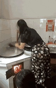 |搞笑GIF：妹子 你这套衣服不错 是你自己做的吧