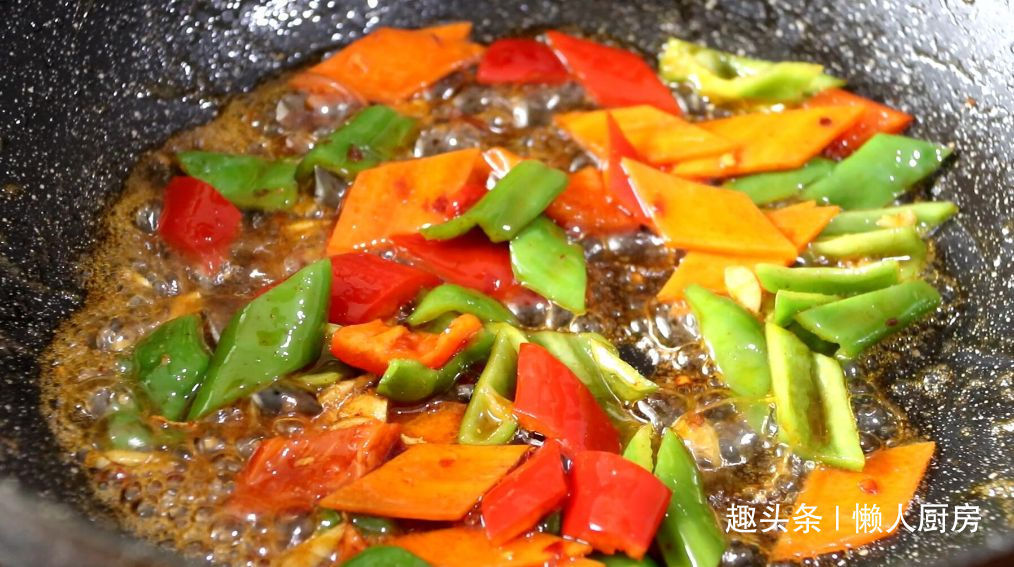 鹌鹑蛋别只会卤着吃,教你一种新做法,配上青红椒炒着吃