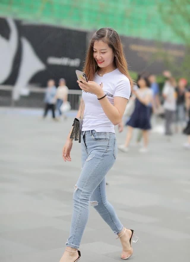 街拍小姐姐身穿牛仔裤装扮让你休闲有型，轻松展现出潇洒惬意的一面