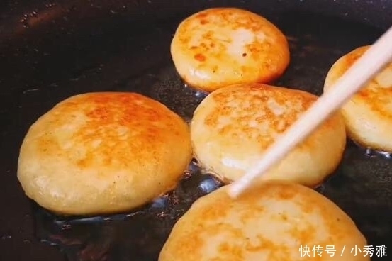诱人|3个土豆,不放面粉,教你做土豆饼,鲜美诱人,上桌20个不够吃