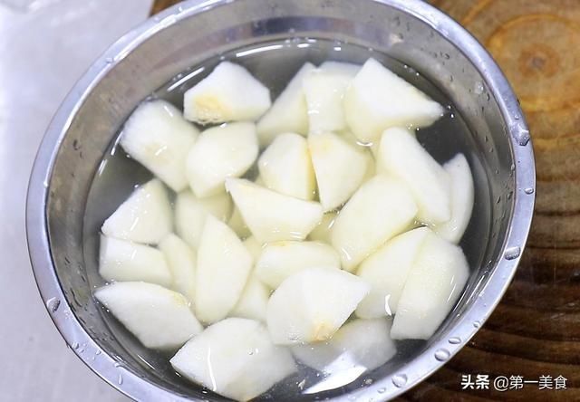 清香|五花肉别再红烧了，试试这道雪梨五花肉，肥而不腻，清香美味