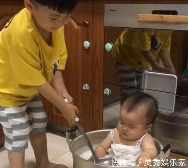 弟弟|熊孩子偷偷把弟弟放在锅里,妈妈发现时“配料”已撒好:都是钱啊