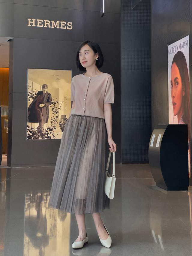 高跟鞋|秋季,穿什么鞋才洋气,今年流行穿“羊皮”粗跟平底鞋,舒适优雅