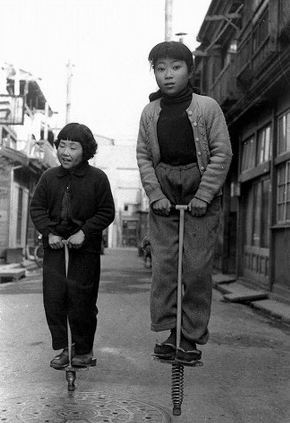 跳跳杆|父母注意：60多年前风靡日本的危险玩具，现以另一形式在我国流行