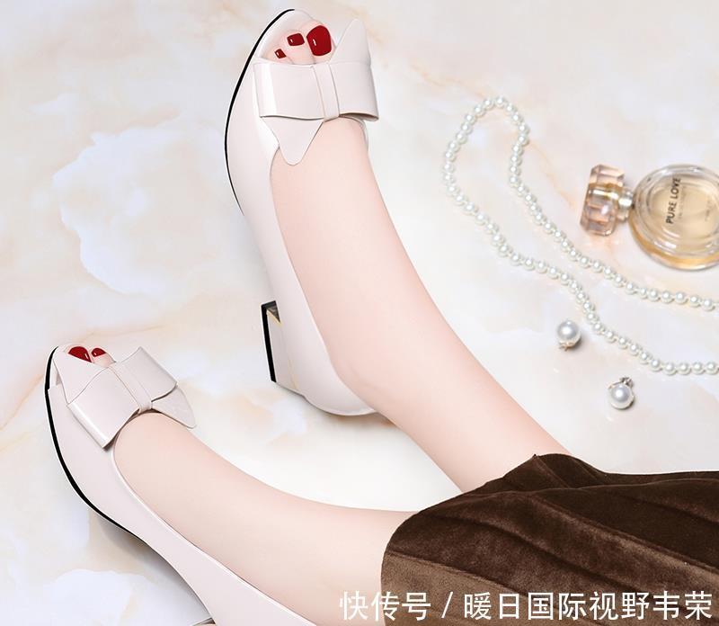 高跟鞋|中年女人尽量少穿高跟鞋这几款妈妈鞋近期很流行,特别柔软舒服