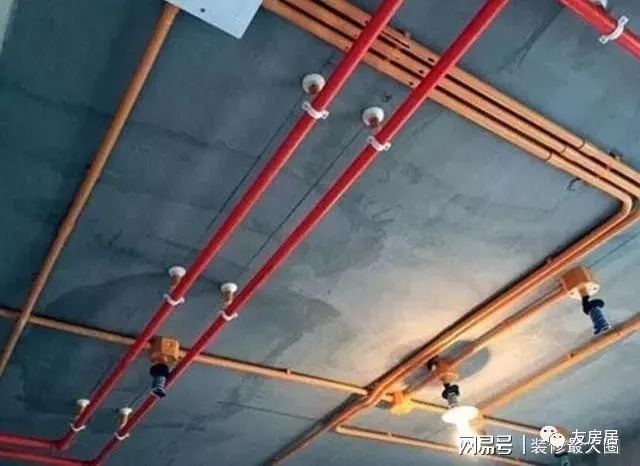 水管|水管铺设走顶还是走地?别选错了,当把房毁了就晚了