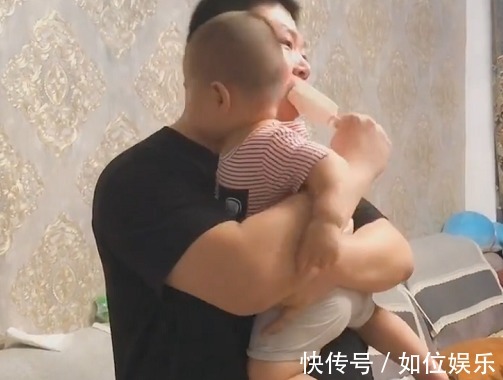 奶爸|“无影手奶爸”抱着娃“偷吃”雪糕火了,娃就说是不是玩不起