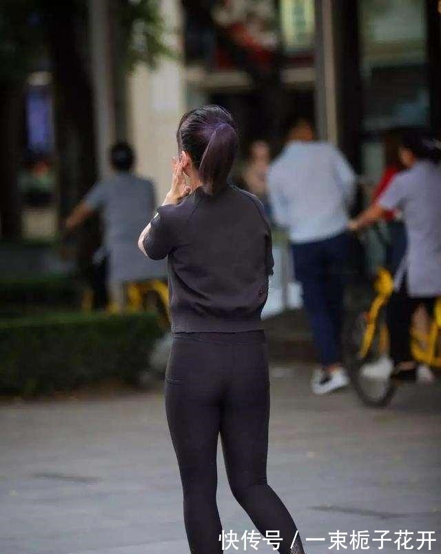裤子 活力满满的打底裤装扮显得独特别致，清爽优雅一步到位，低调大气