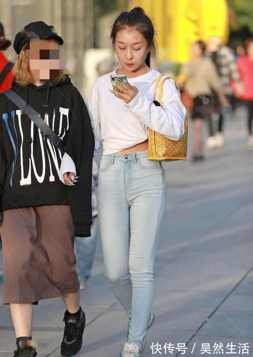 版型|白色短袖和牛仔裤的简单穿搭，极简风的潮流时尚气质