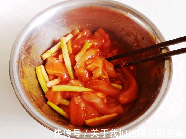可口|鸡胸肉只会炸鸡排？学会这个做法，酥香可口，比烧烤好吃，真解馋