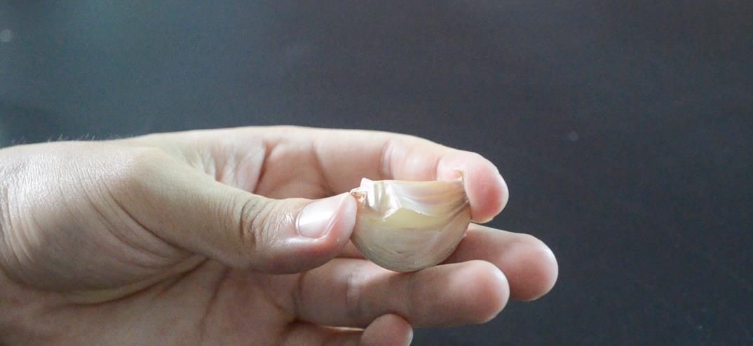 大蒜去皮不用手抠, 一个啤酒瓶盖就能搞定, 1分钟能剥一大碗