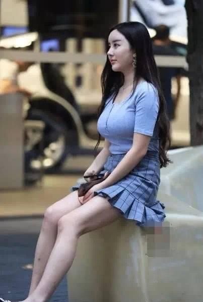 小姐姐|街拍美女微胖小姐姐搭配“顺色搭”超短裙,秒变萝莉