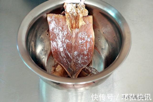 干鱿鱼只用水是泡不软的,厨师来了教你水发鱿鱼,海味干货变海鲜