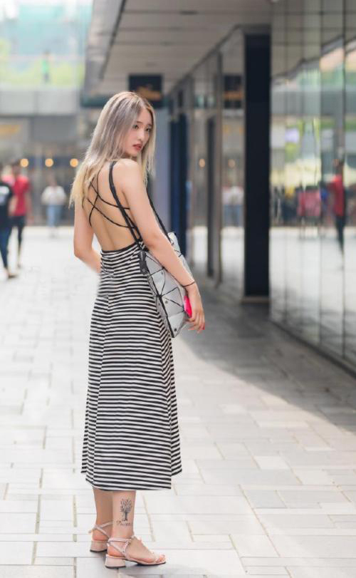 街拍:花色连衣裙穿出了小姐姐的好身材,笑容非常甜蜜