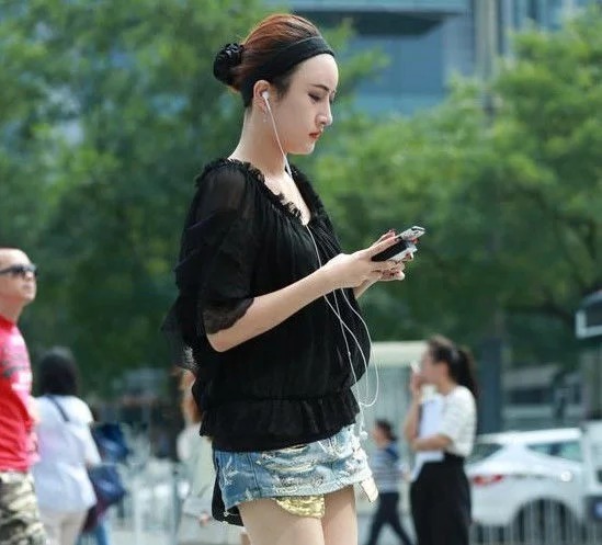 街拍:美女很有街头的气质感,黑色的紧身裤很显腿长